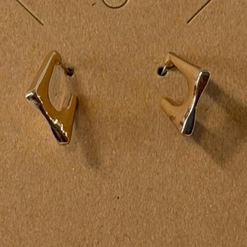 Gold Tone Modern Square Hoop Earrings‎